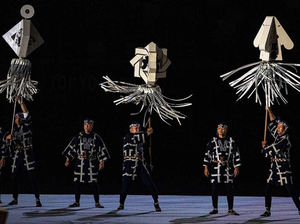 Whrend der Show treten Tnzer und Tnzerinnen auf und zeigen die Vielfalt japanischer Tanzkunst.