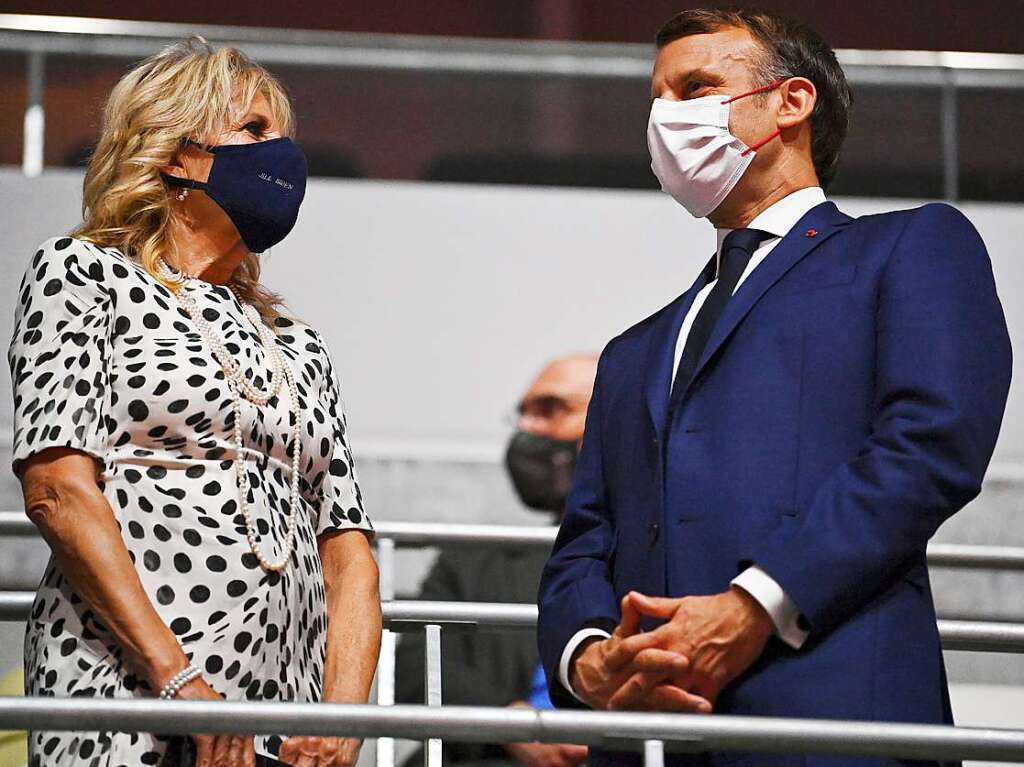 First Lady der USA, spricht Emmanuel Macron, Prsident von Frankreich, nach ihrer Ankunft im Olympiastadion.