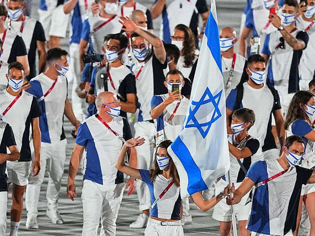 Die Mannschaft aus Israel mit den Fahnentrgern Leichtathletin Hanna Minenko und Schwimmer Yakov Toumarkin