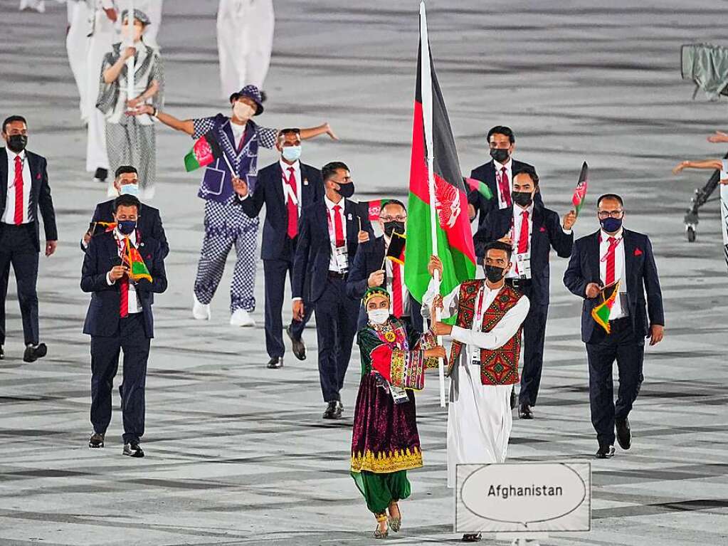 Das Team aus Afghanistan mit den Fahnentrgern Leichatathletin Kimia Yousofi und Teakwondo Kmpfer Farzad Mansouri