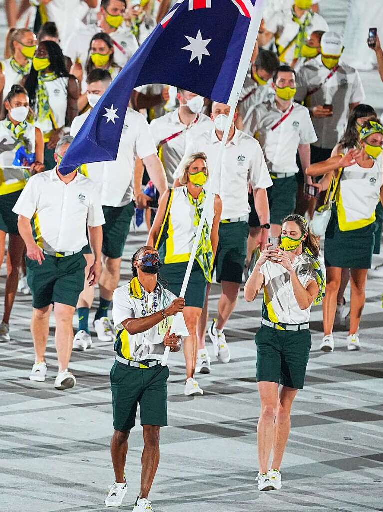 Die Mannschaft aus Australien mit den Fahnentrgern Schwimmerin Cate Campbell und Basketballspieler Patty Mills kommt ins Stadion.