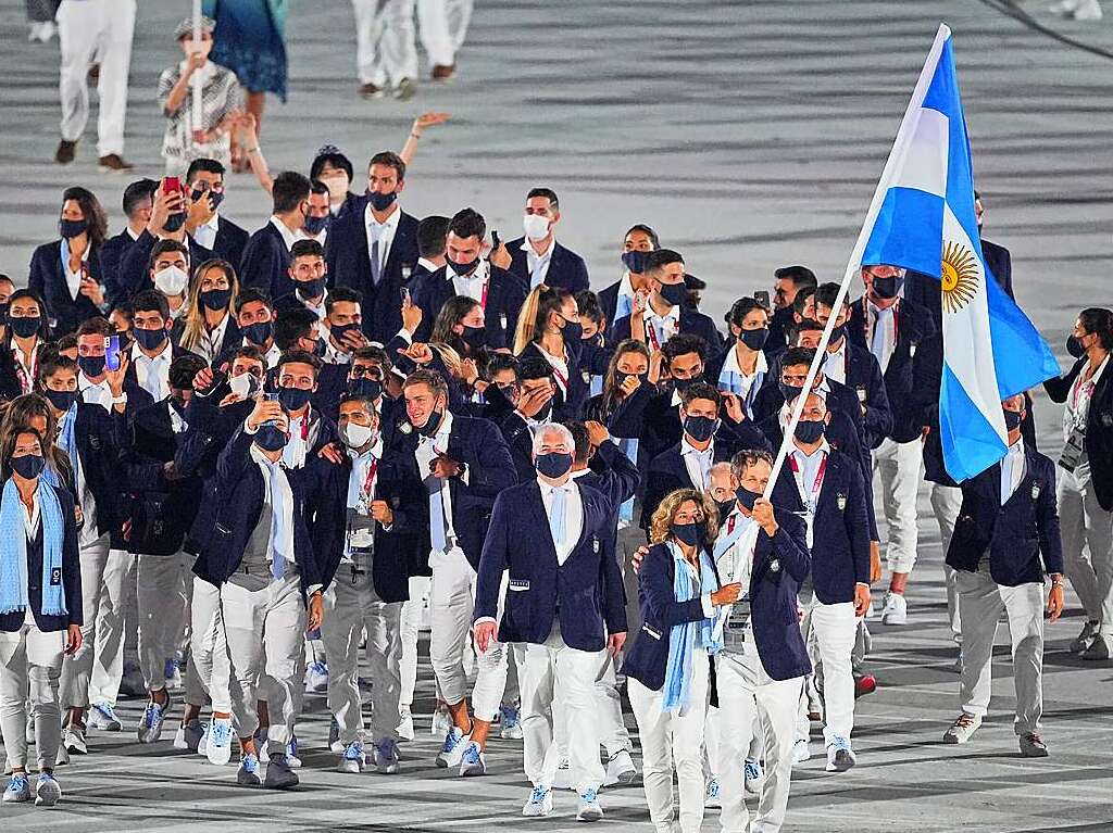 Die Segler Cecilia Carranza Saroli (l) und Santiago Raul Lange halten die Fahne fr Argentinien hoch.