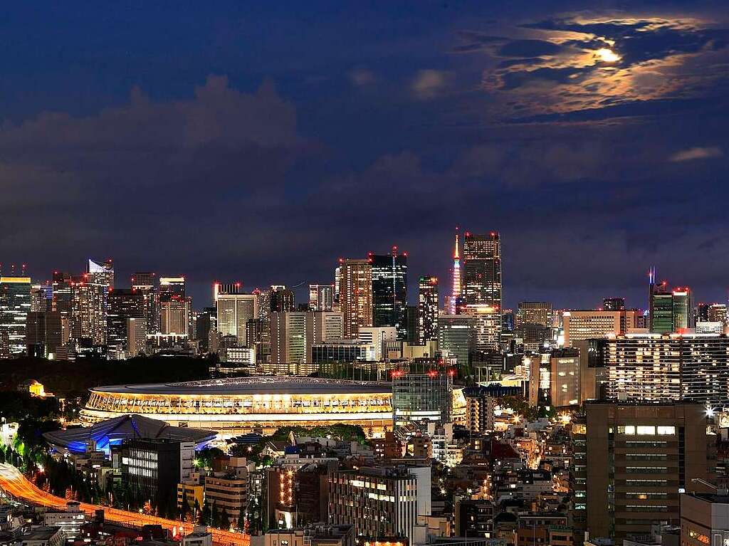 Das Olympiastadion in Tokio am Abend der Erffnungszeremonie