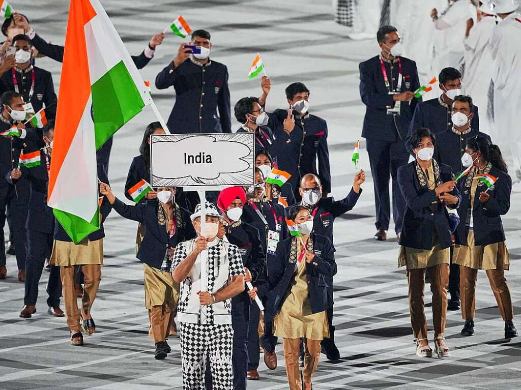 Boxerin Chungneijang Mery Kom Hmangte und Hockeyspieler Manpreet Singh sind die Fahnentrger fr Indien.