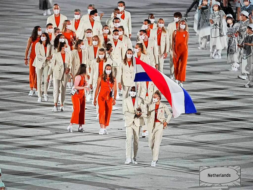 Skateboarderin Keet Oldenbeuving und Leichtathlet Churandy Martina tragen die Flagge fr die Niederlande.