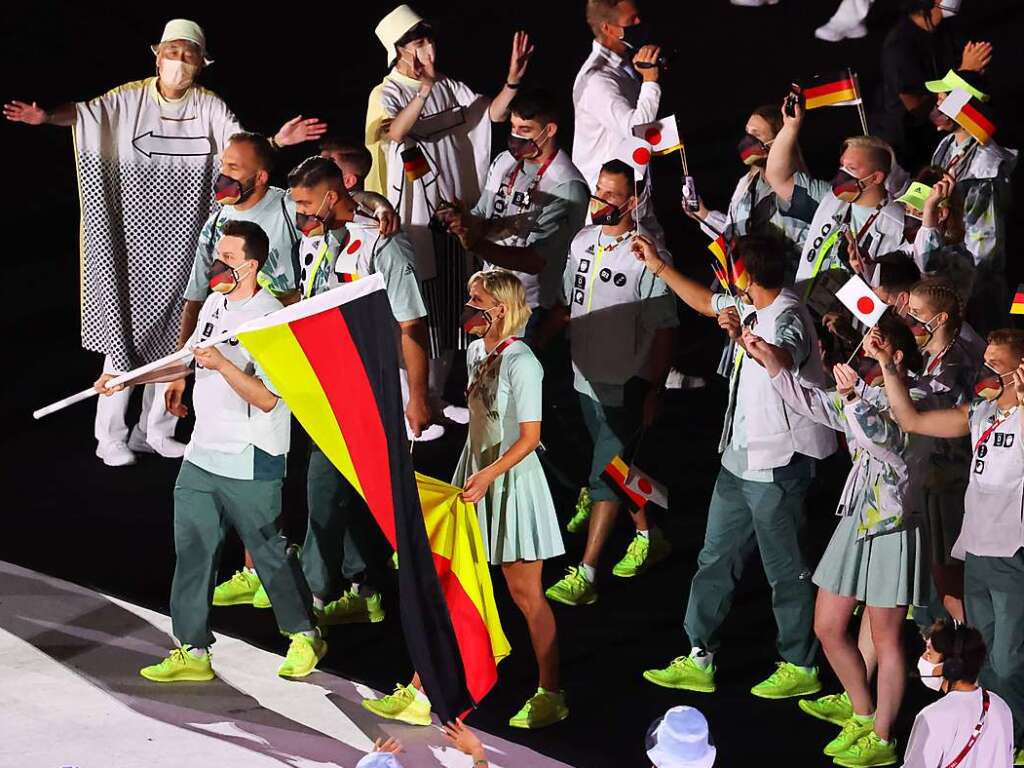 Die Mannschaft aus Deutschland mit den Fahnentrgern Wasserspringer Patrick Hausding und Beachvolleyballspielerin Laura Ludwig ins Stadion.