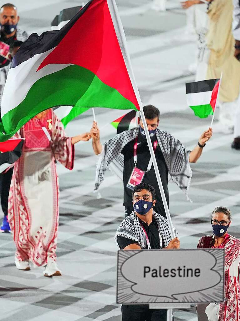 Schwimmerin Dania Nour und Gewichtheber Mohammed K H Hamada fhren die Delegation von Palstina ins Olympiastadion.