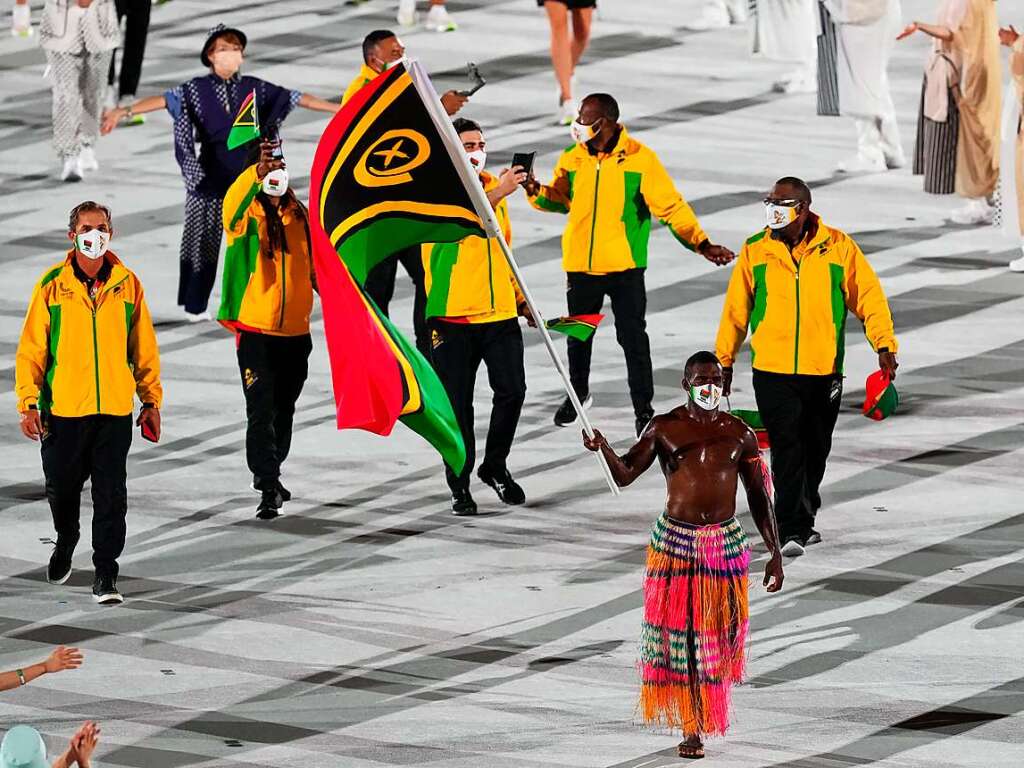 Auch Athletinnen und Athleten aus Vanuatu nehmen an den Olympischen Spielen teil – Ruderer Rii Riilio trgt beim Einmarsch der Nationen die Fahne des Inselstaats.