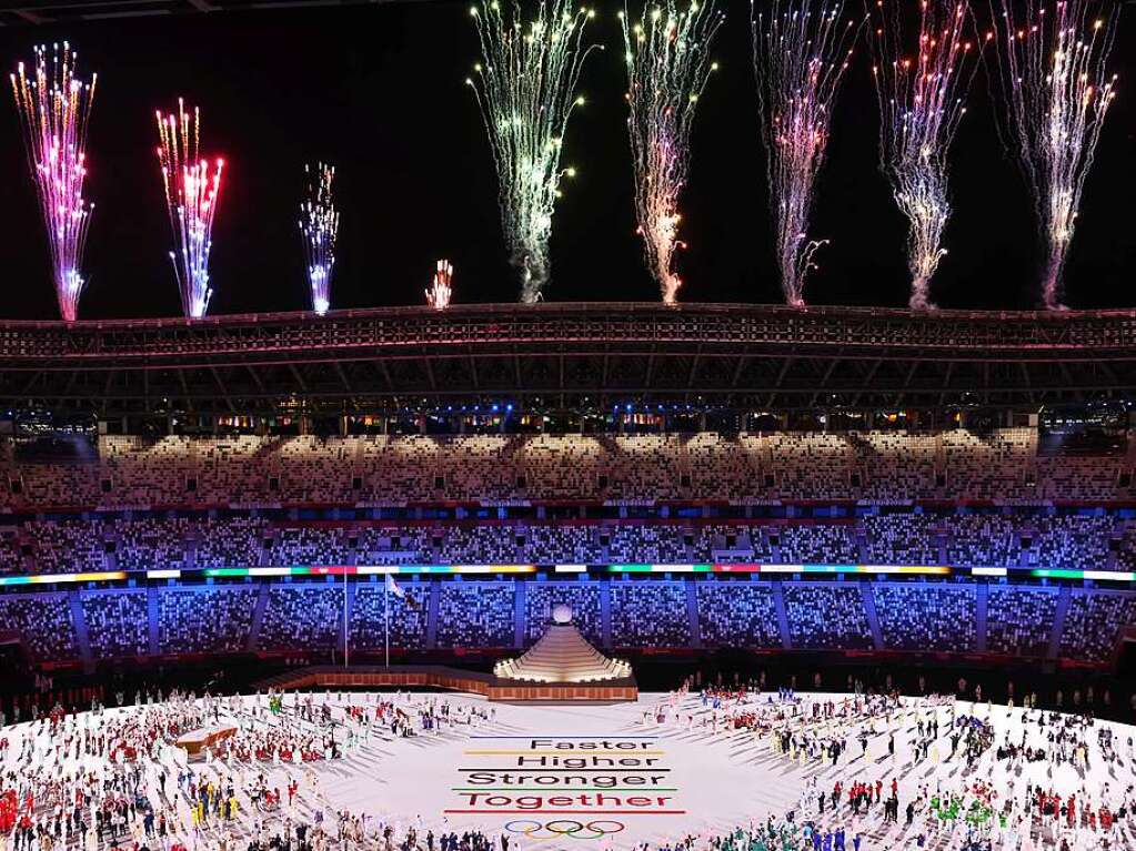 Nach der Parade versammel sich die Athletinnen und Athleten im Olympiastadion.