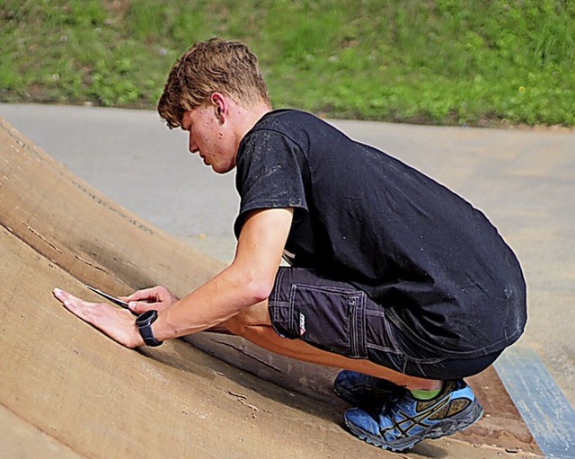 Yannik Mller ist bei den letzten Arbeiten vor der Einweihung der neuen Rampen.  | Foto: Vanessa Dai