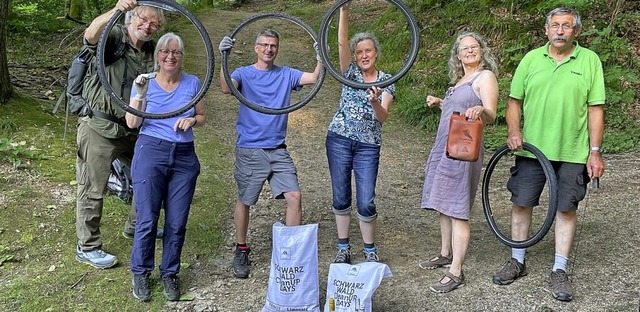 lkanister, Fahrradreifen und viel sonstiger Mll wurden im Wald gefunden.  | Foto: Schwarzwaldverein Offenburg