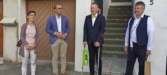 Zur Erffnung eine Flasche Wein: Ortsv...d Knstler Norman Hothum (von links).   | Foto: Julius Wilhelm Steckmeister