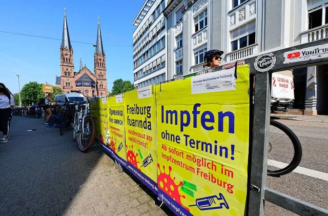 Frher herrschte Termin- und Impfstoff...an mit Plakaten um jeden Impfwilligen.  | Foto: Ingo Schneider
