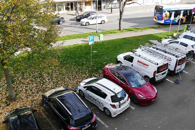 Parkende Autos nehmen viel Platz in An...ordnen will, muss noch geklrt werden.  | Foto: Peter Gerigk