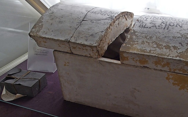 Kleine Schachtel und Sarkophag mit Rel... Werner im Chorzugang des Blasiusdoms.  | Foto: Thomas Mutter