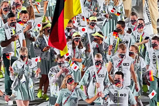 Das deutsche Team mit den Fahnentrger...ck Hausding beim Einmarsch ins Stadion  | Foto: Michael Kappeler (dpa)