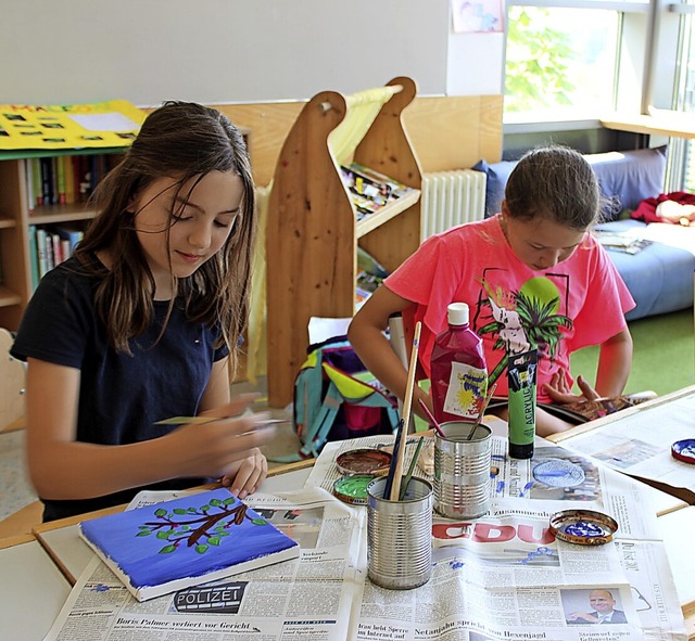 Die Viertklsslerinnen Elaine und Mathilda, beide 10, beim Malen  | Foto: Jennifer Ruh