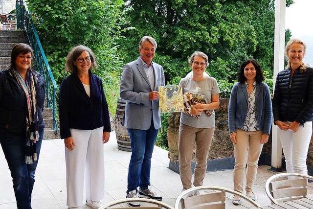 Bei der Spendenbergabe (von links): M...a Czichy, Katja Ravat und Diana Kraus.  | Foto: Lions Club Oberlinden