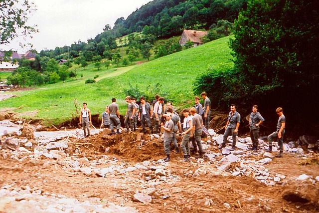 Wasser, Schlamm und Gerll beschftigte die Helfer 1987.  | Foto: Hans-Jrgen Trul