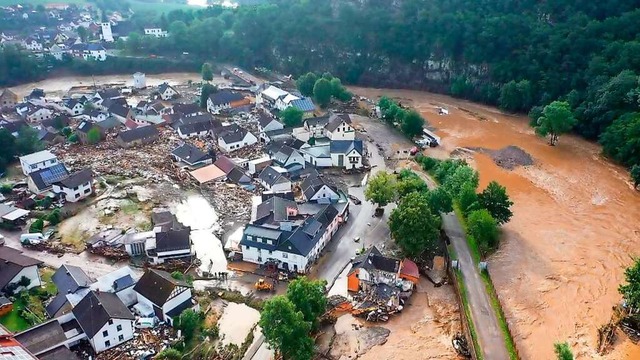 Drohnenaufnahmen zeigen die Hochwasser... einer engen Schleife des Flusses Ahr.  | Foto: Christoph Reichwein (dpa)