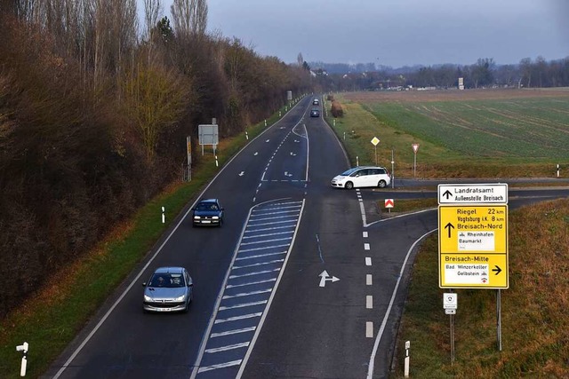 Die Landesstrae 104 erhlt einen neuen Belag.   | Foto: Thomas Rhenisch