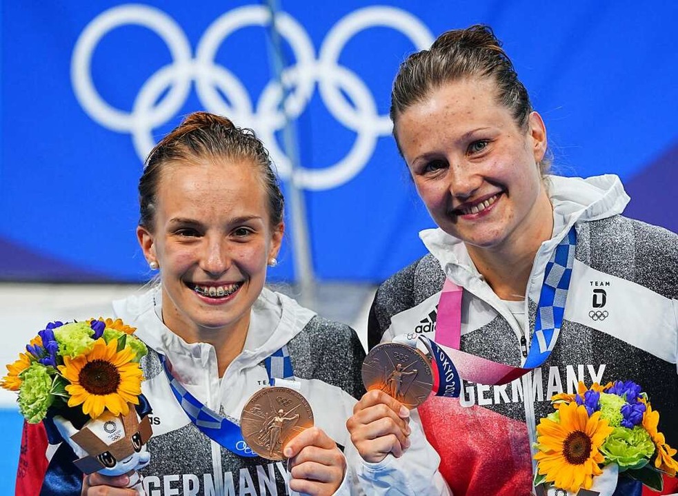 Deutschlands Bronzemedaillengewinnerin... Lena Hentschel zeigen ihre Medaillen.  | Foto: Michael Kappeler (dpa)