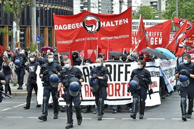 Antifa legt sich auf Freiburger Demo mit der Polizei an