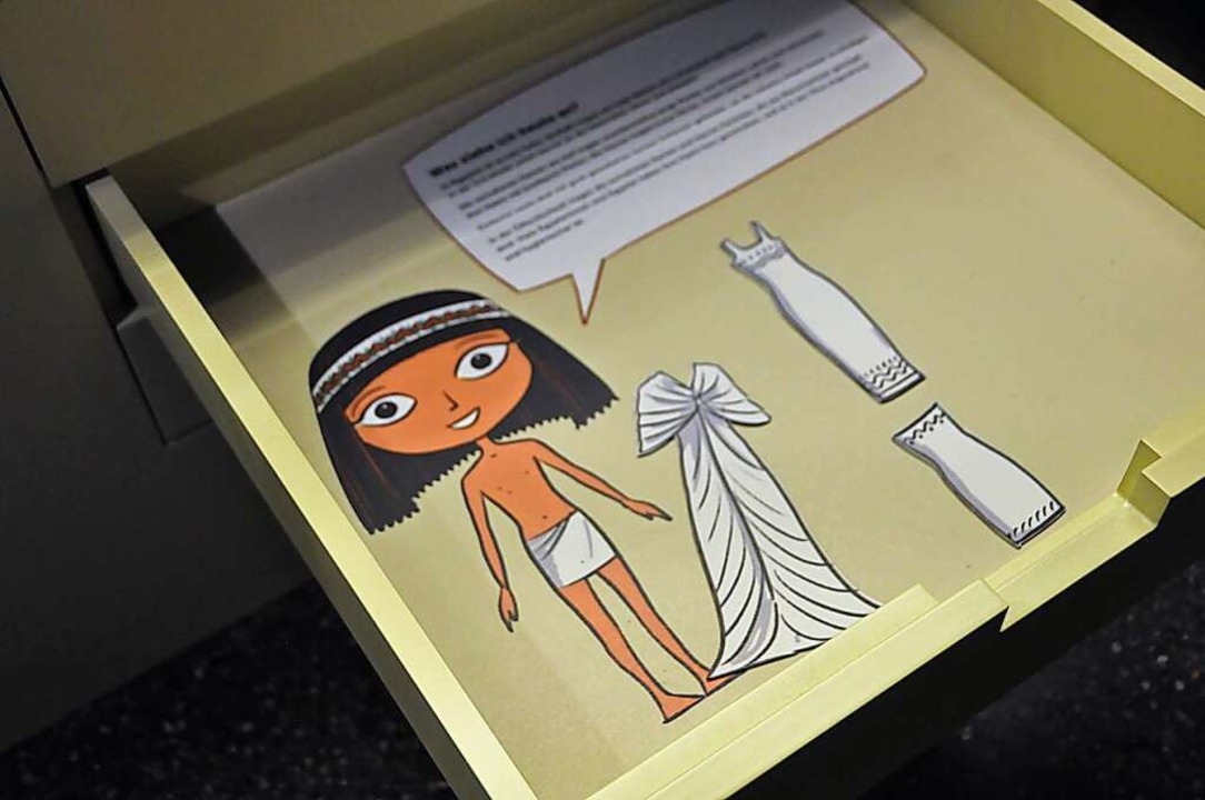 Das Mädchen Meretamun erklärt wie man sich im alten Ägypten gekleidet hat.  | Foto: Daniel Gramespacher