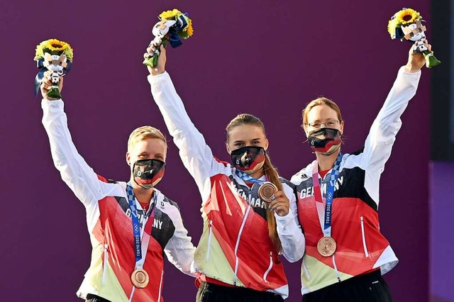 (L-R) Die Bronze Medaillen-Siegerinnen...ppen, Charline Schwarz and Lisa Unruh.  | Foto: Swen Pfrtner (dpa)