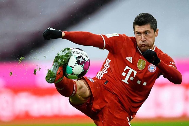 Robert Lewandowski vom FCBayern Mnch...eut Deutschlands Fuballer des Jahres.  | Foto: Andreas Schaad (dpa)