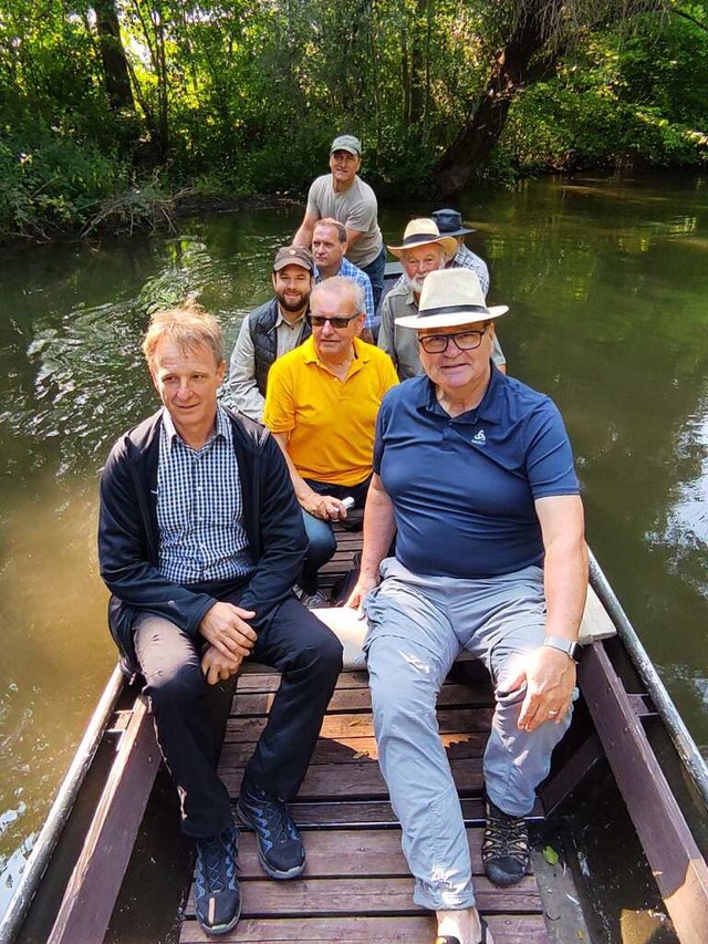 Fr Werner Henninger (gelbes T-Shirt) ...etzte Gewsserschau auf der Alten Elz.  | Foto: Werner Schnabl