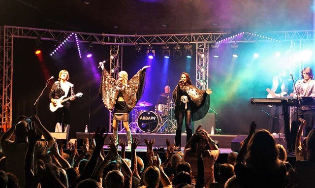 Die Cover-Band ABBA 99 sorgt beim Open...ger Kurpark fr ausgelassene Stimmung.  | Foto: Hans Jrgen Kugler