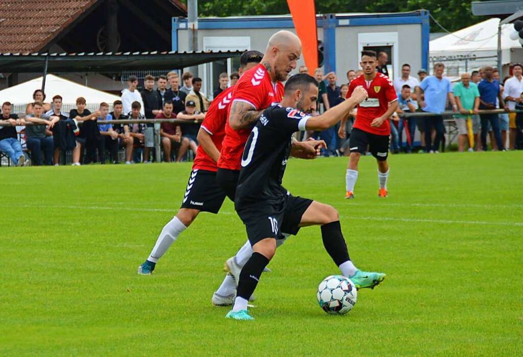 Rasante Spielszenen beim Freundschafts...FSV Rheinfelden gegen FC 08 Villingen.  | Foto: Edgar Steinfelder