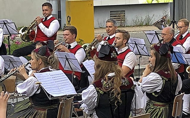 Der Musikverein Rickenbach erfreute di...t einem stimmigen Sommernachtskonzert.  | Foto: Charlotte Frse