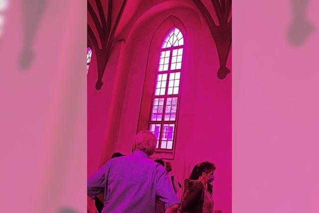 Alte Stadtkirche mit Aha-Effekt in Magenta