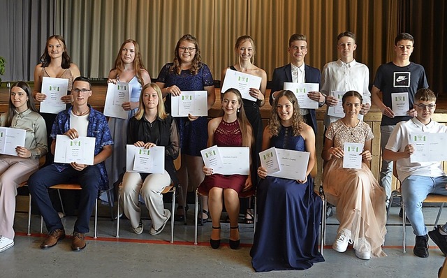 14 Abschlussschlerinnen und -schler ...ervorragende Leistungen ausgezeichnet.  | Foto: Christiane Sahli