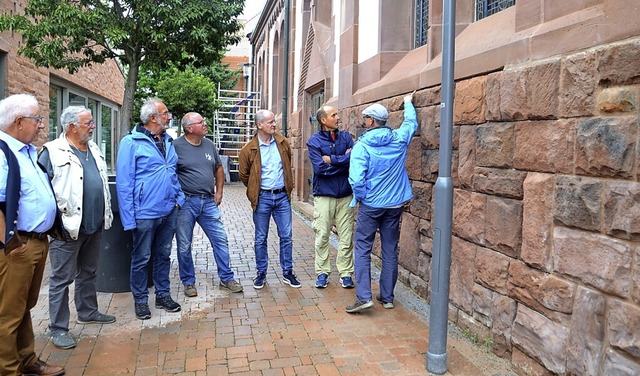 Ortstermin an der Forchheimer Kirche: ... Renovierungsarbeiten an der Sdseite.  | Foto: Roland Vitt