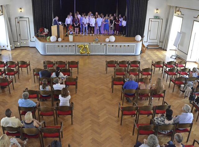 Im kleinen Rahmen erhielten die Schle...erbert-Schule ihre Abschlusszeugnisse.  | Foto: Sebastian Barthmes