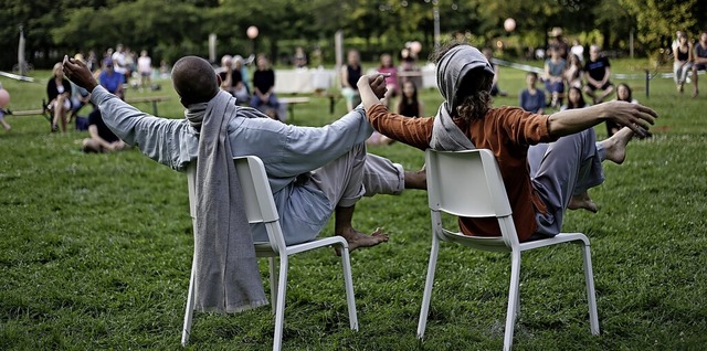 Jonathan Sanchez (li) und Nadine Gerspacher mit &#8222;Bye bye Shelter!&#8220;  | Foto: Moritz Schorpp