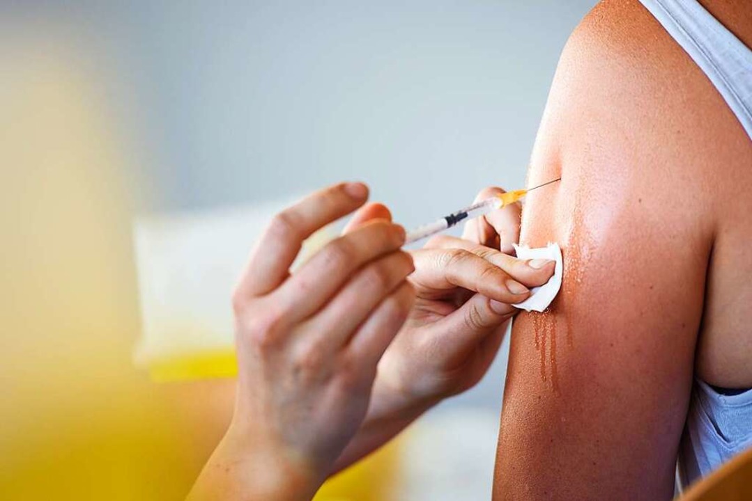 Die Corona-Schutzimpfung ist ein Meilenstein im Kampf gegen die Pandemie.  | Foto: Gregor Fischer (dpa)