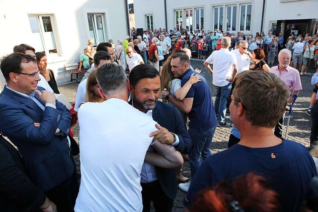 Andreas Heck wurde am Wahlabend von vielen Menschen beglckwnscht.  | Foto: Bastian Bernhardt