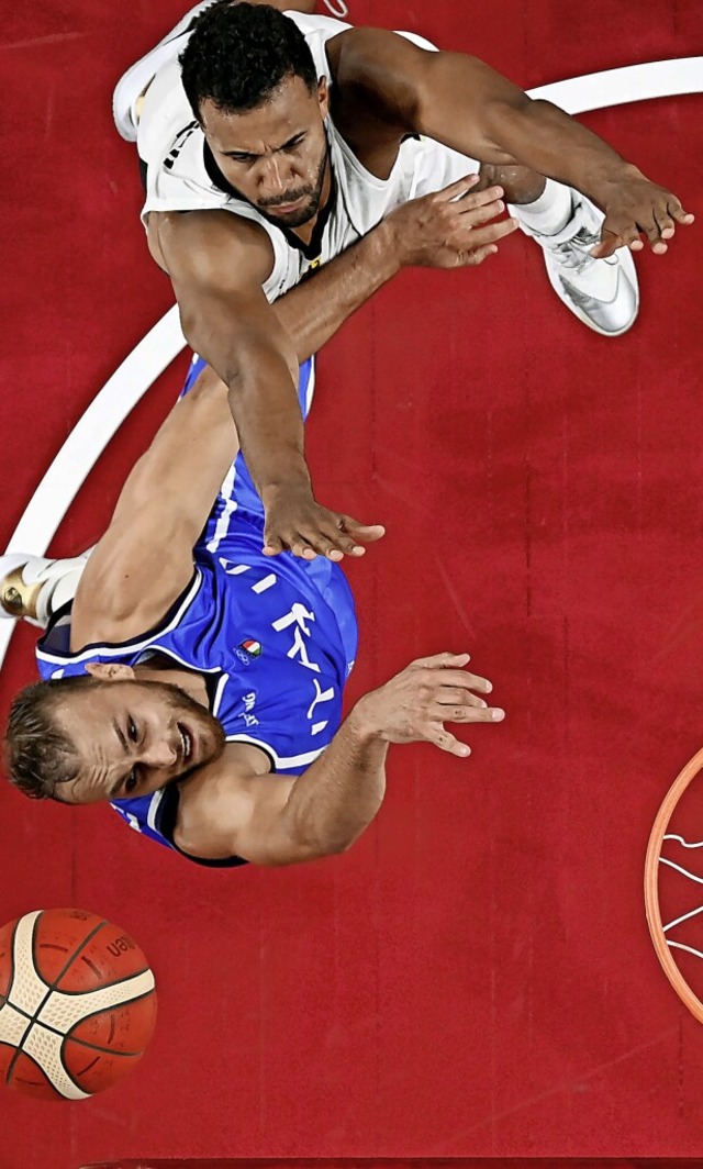 Stefano Tonut (unten) kmpft mit Johannes Thiemann um einen Rebound.  | Foto: Aris Messinis (dpa)