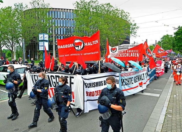 Der Demonstrationszug der Antifa begann vor dem Rathaus im Sthlinger.  | Foto: Michael Bamberger