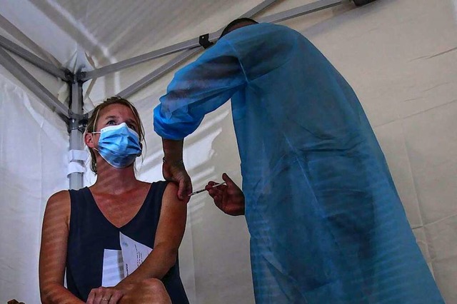 Eine Frau lsst sich im sdfranzsisch...e Impfpflicht fr Gesundheitspersonal.  | Foto: Nicolas Garriga (dpa)