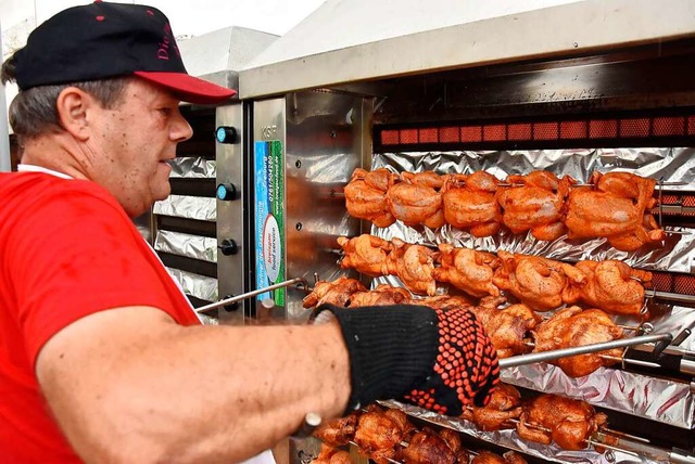 Knusprig und hei begehrt: die gegrillten Hhnchen des Musikvereins  | Foto: Heinz und Monika Vollmar