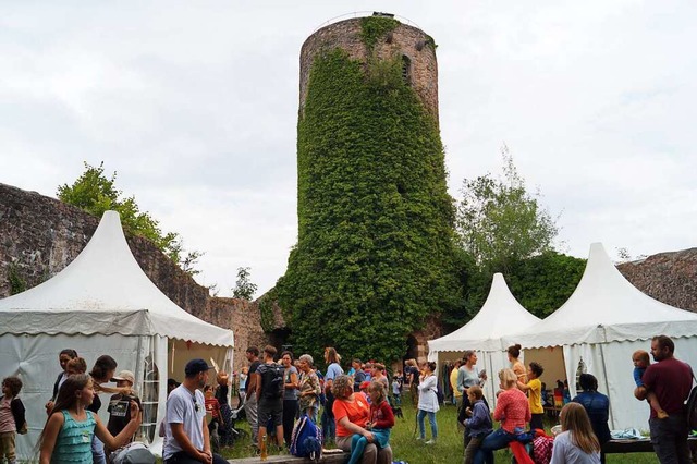 Bastelangebote gab es in Zelten &#8211... Veranstaltung letztlich groes Glck.  | Foto: Silke Hartenstein