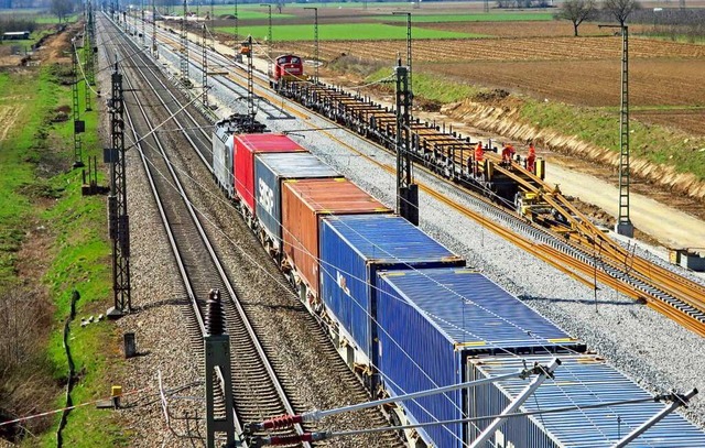 Das Verkehrsaufkommen auf der Schiene ...intalbahn-Strecke bei Auggen zu sehen.  | Foto: Heinz Gttlich