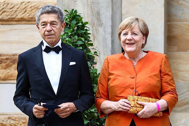 Bundeskanzlerin Angela Merkel und ihr ... Joachim Sauer am Sonntag in Bayreuth.  | Foto: Daniel Karmann (dpa)