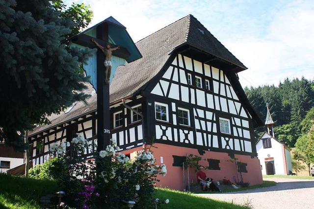 Waldbrunner Hof mit Hofkreuz und Hofkapelle, die im Wildtal einzigartig ist.  | Foto: Gabriele Fssler