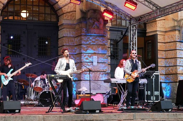 Die Seven Purple Tigers auf der Summer Stage vor dem Theater Freiburg  | Foto: Francesco Zimmermann